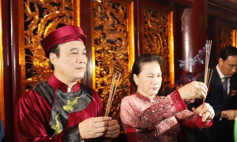 Chủ tịch Quốc hội dâng hương tưởng niệm các vua Hùng 