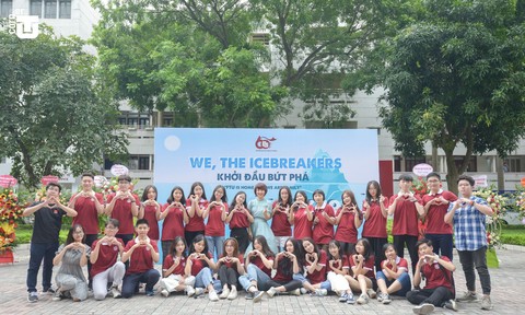 Thầy cô trường Đại học Ngoại thương “phá tan băng” cùng tân sinh viên