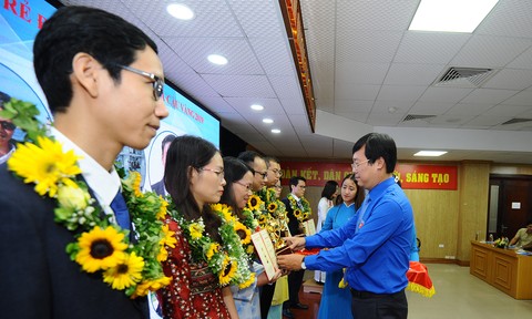 Vinh danh mười nhà khoa học trẻ và 20 nữ sinh ngành khoa học tiêu biểu