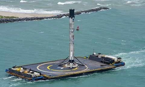 Tên lửa SpaceX ra sao khi cập bờ sau chuyến bay lịch sử