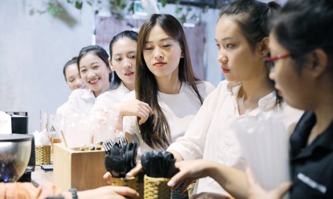 Á hậu Phương Nga và dàn thí sinh Miss World Vietnam kêu gọi bảo vệ môi trường