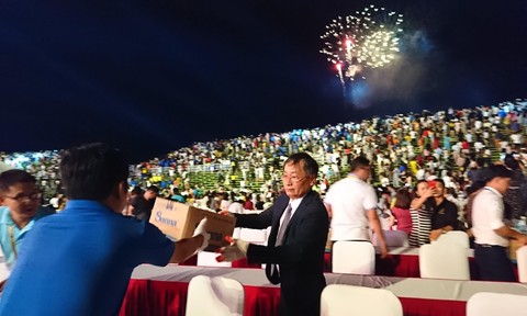 Lãnh đạo tỉnh Khánh Hòa nhặt rác sau lễ khai mạc Festival Biển