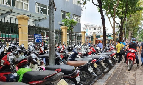 Vẫn loạn giá trông giữ xe ở Hà Nội