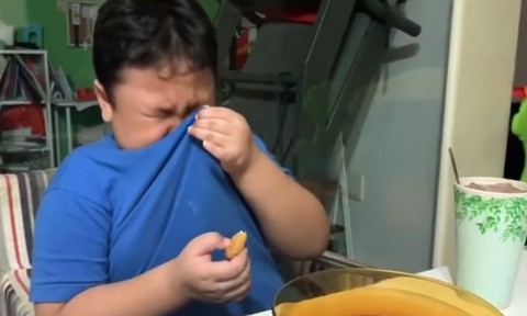 Cậu bé òa khóc sung sướng khi được ăn gà rán sau mấy tháng giãn cách xã hội