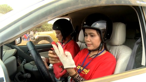 Tay lái nữ trổ tài thi offroad tại VOC 2015