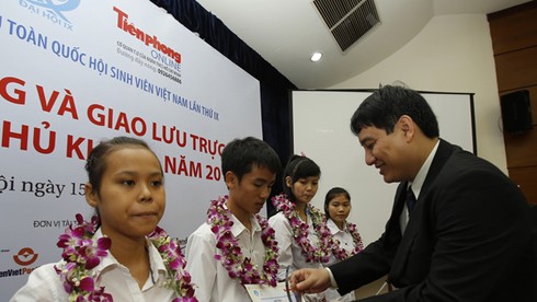 Trao học bổng cho 40 Thủ khoa nghèo vượt khó