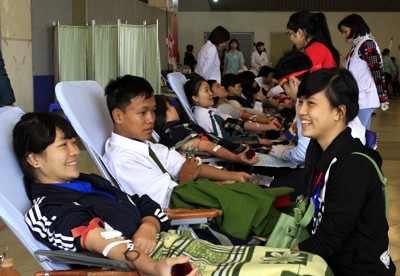 Những bóng hồng 9X lần đầu hiến máu