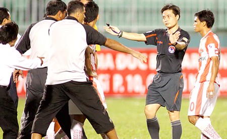 V-League: Bạo lực tăng, khán giả giảm