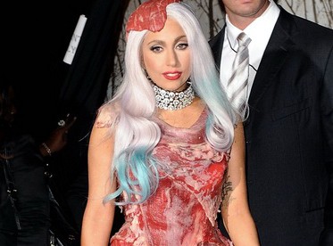 'Váy thịt sống' của Lady Gaga là Tuyên ngôn thời trang 2010