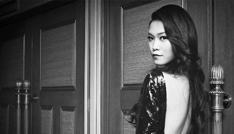 Lưng trần nuột nà của Hoa hậu Thùy Dung
