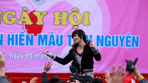 Khánh Phương khuấy động ngày hội hiến máu