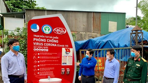 Đặt trạm rửa tay dã chiến phòng dịch tại trung tâm chợ lớn nhất Hà Tĩnh