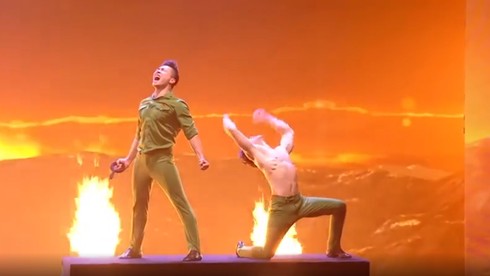 Anh em Cơ-Nghiệp làm cả 4 giám khảo đứng lên, 'không tưởng tượng nổi'