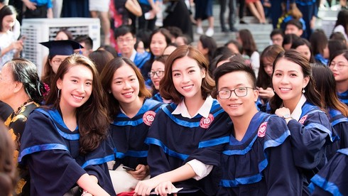 Hoa hậu Đỗ Mỹ Linh rạng rỡ ngày nhận bằng tốt nghiệp đại học