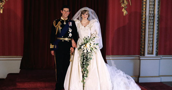 Bí mật về váy cưới của Công nương Diana  Thời trang sao
