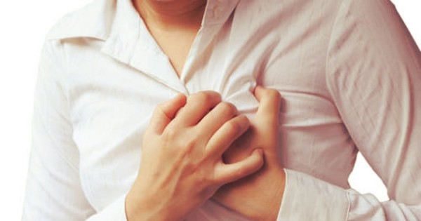 Có các triệu chứng khác đi kèm với đau ngực gần nách trái không?
