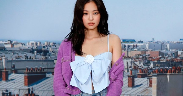 Biên tập viên thời trang chỉ ra 8 trend Jennie lăng xê mùa này Lạ nhất là  áo shirket bạo nhất là style áo lót lộ thiên