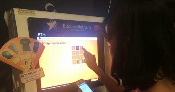 Cận cảnh giao dịch Bitcoin bằng máy ATM ở TPHCM