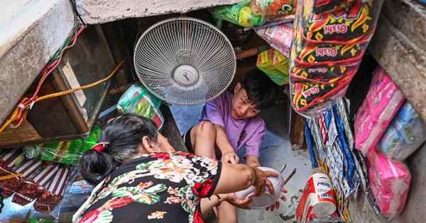 Chuyện đời buồn của gia đình ba thế hệ sống trong căn nhà 6m2 ở Hà Nội
