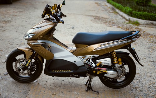 Honda Air Blade tông vàng nổi bật