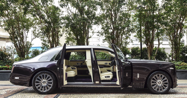 Rolls royce phantom serenity hires stock photography and images  Alamy