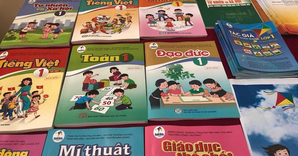 Giá sách giáo khoa lớp 1 mới cao, bộ Cánh Diều nhiều thiếu sót