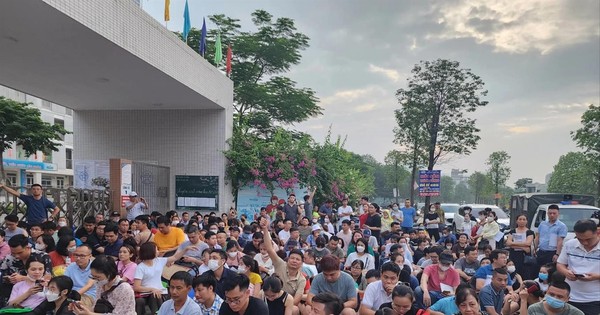 Nộp hồ sơ vào lớp 1 ở Hà Nội: Tái diễn cảnh phụ huynh trắng đêm xếp hàng