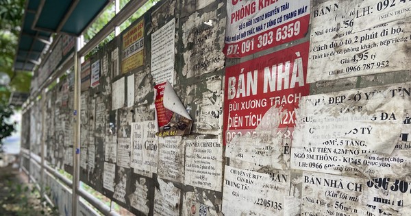 Biển quảng cáo rao vặt miễn phí tại Hà Nội lem nhem, xuống cấp