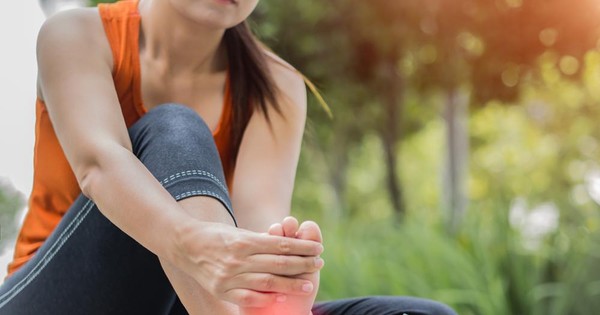 Làm thế nào để giảm đau bàn chân khi đi bộ?
