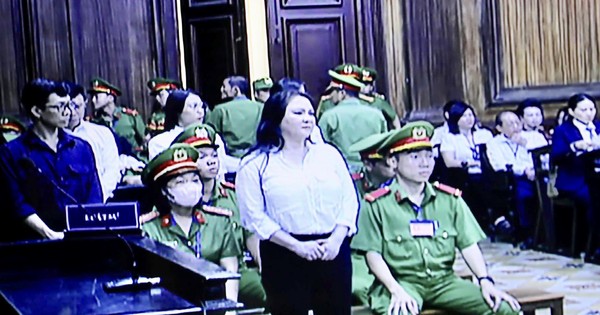 Hình ảnh bị cáo Nguyễn Phương Hằng tại phiên tòa