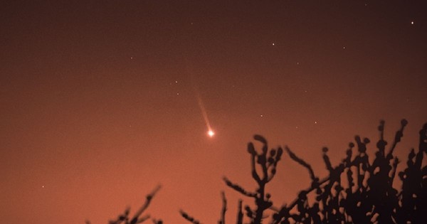 Đuôi sao chổi khổng lồ của Sao Thủy khi nó tiến sát Mặt trời như thế nào?