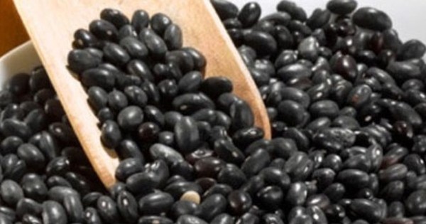 Thành phần dinh dưỡng của đậu đen ảnh hưởng như thế nào đến việc bổ thận?
