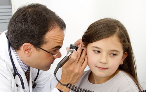 Nguyên nhân gây ra đau tai đột ngột ở trẻ em là gì?
