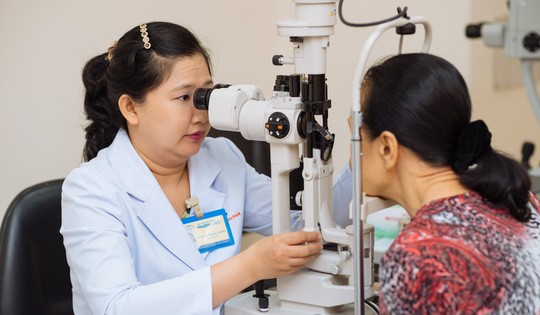 Tại sao tật khúc xạ là nguyên nhân phổ biến nhất gây các vấn đề về thị giác?
