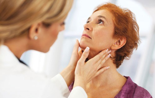 Có những biện pháp tự chăm sóc nào giúp giảm đau cổ dưới tai tạm thời?
