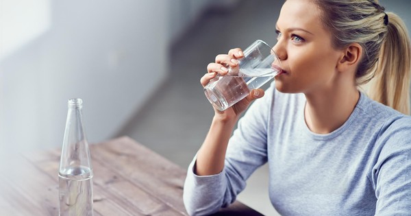 Tìm hiểu uống nước bị đau ngực và cách điều trị