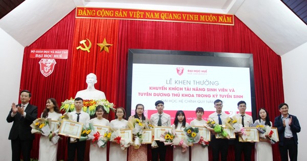 Huế tuyên dương tân thủ khoa đại học và sinh viên tài năng