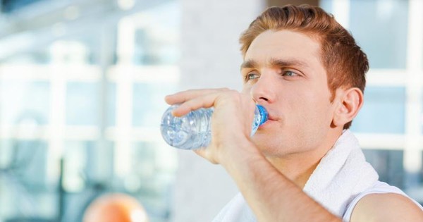 Uống ít nước có ảnh hưởng như thế nào đến chức năng thận của cơ thể?
