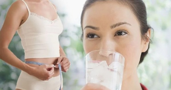 Uống nước trước hay sau bữa ăn có tác dụng giảm mỡ bụng không?
