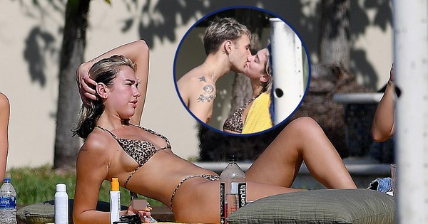 Dua Lipa Nóng Bỏng Với Bikini Da Báo, 'Khóa Môi' Bạn Trai Nồng Nàn Đón Năm  Mới