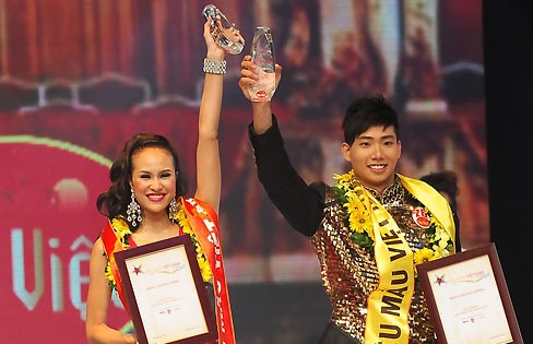 Which contestants received complaints from viewers during the finale of the 2012 Vietnamese Supermodel competition?