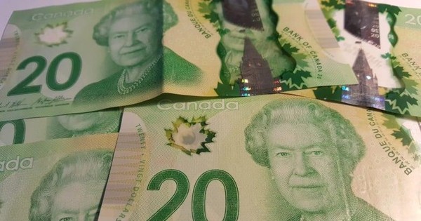 Sự thay đổi của tỷ giá 20 đô Canada đổi sang tiền Việt so với cùng kỳ năm ngoái?
