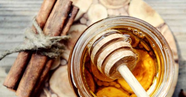How does drinking cinnamon powder with honey benefit your health?