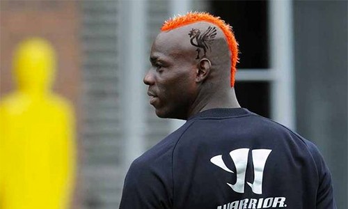 Mario Balotelli là một trong những cầu thủ nổi tiếng hơn cả bởi ngoại hình lẫn tài năng trên sân cỏ. Hình ảnh anh với kiểu tóc Mohican mạnh mẽ và đầy cá tính đang chờ đón bạn khám phá.