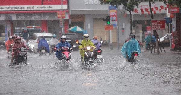 Miền Trung đỉnh điểm mưa lớn, cảnh báo lũ lên