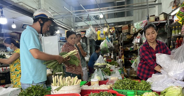 TPHCM: Rau xanh tăng giá, thủy hải sản 'đứt' hàng