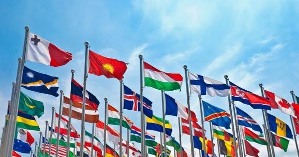 Quốc kỳ đơn giản: Một số quốc gia lại chọn quốc kỳ đơn giản chỉ là bảng màu và một chút hình vẽ. Tuy đơn giản nhưng các quốc gia ấy cũng thu hút được sự quan tâm của tất cả mọi người trên khắp thế giới. Khám phá những quốc kỳ đơn giản nhưng đầy tính tượng trưng qua hình ảnh được cung cấp.