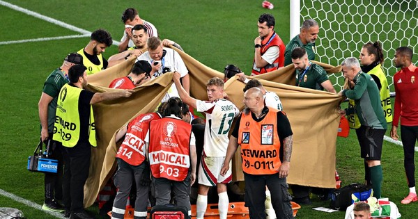 Khoảnh khắc kinh hoàng của Eriksen tái hiện ở EURO 2024, cầu thủ được đồng đội che bạt, đưa lên cáng đi viện