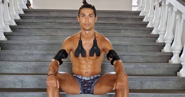 Khoe cơ bụng 6 múi, Ronaldo trở thành trò cười trên mạng xã hội