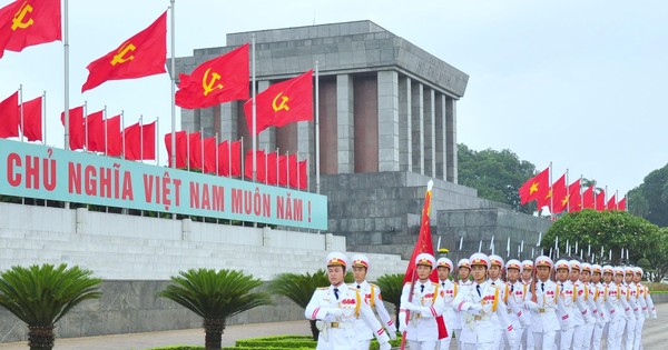 Lăng Bác: Tháp cao vút, kiến trúc cổ kính, một khuôn viên đầy huyền thoại - đó chính là tòa Lăng Bác của Chủ tịch Hồ Chí Minh. Hãy đến đây để ngắm nhìn một phần của lịch sử Việt Nam và tôn vinh công lao của người lính bất khuất.